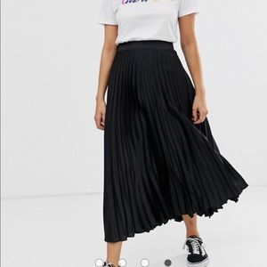 H&M accordion skirt